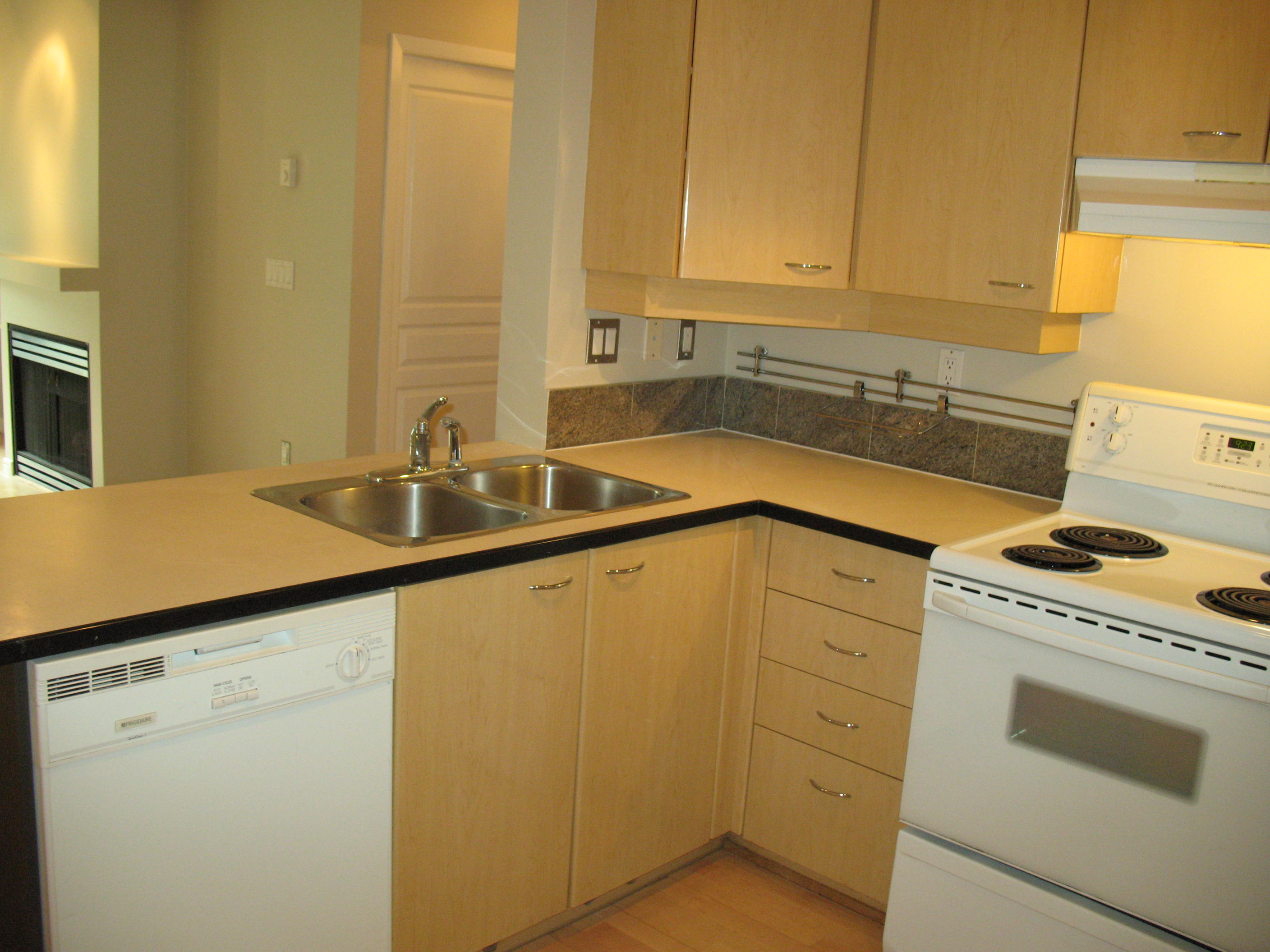 110 2288 MARSTRAND Ave 4