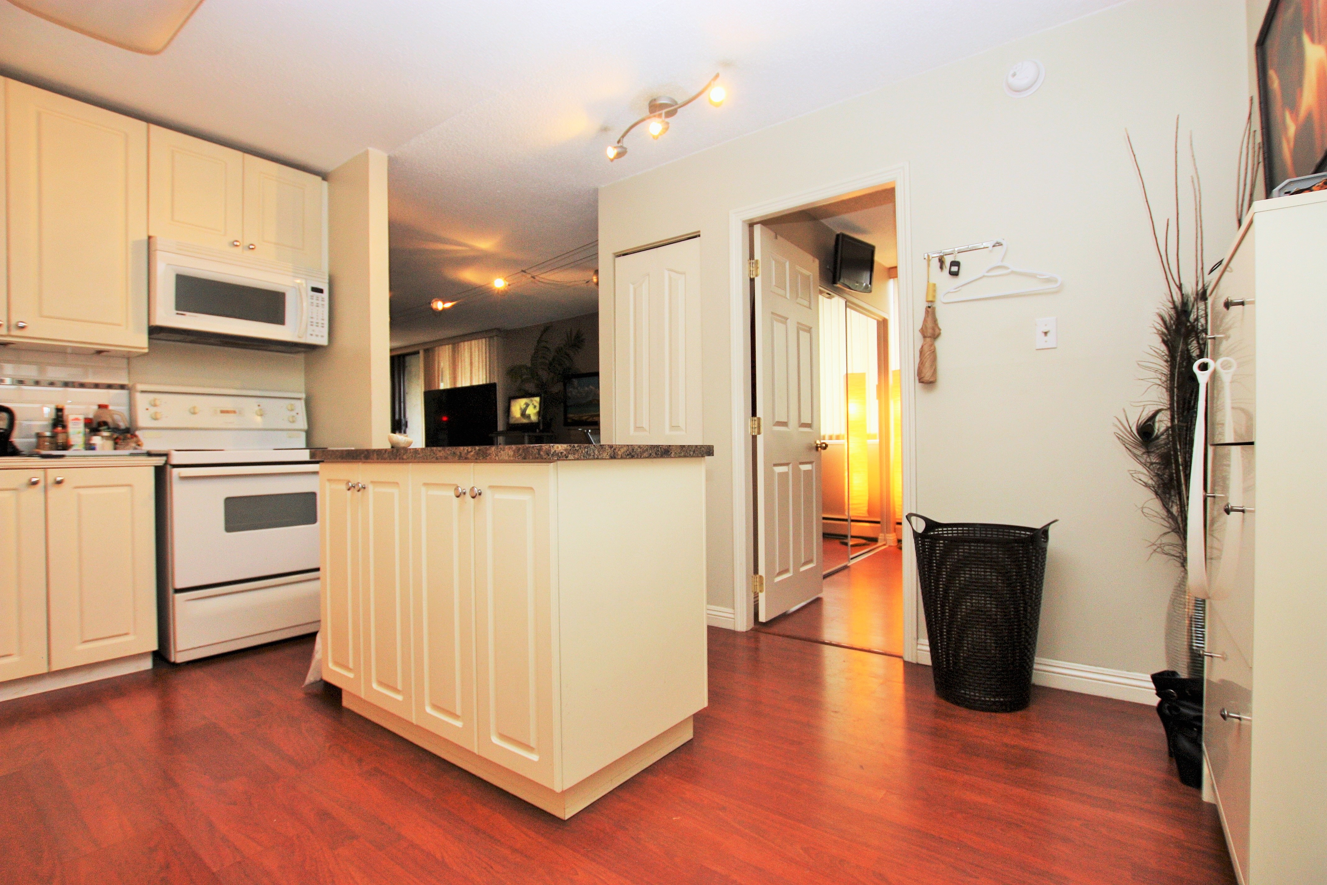 502 3771 BARTLETT COURT, Burnaby, BC 14