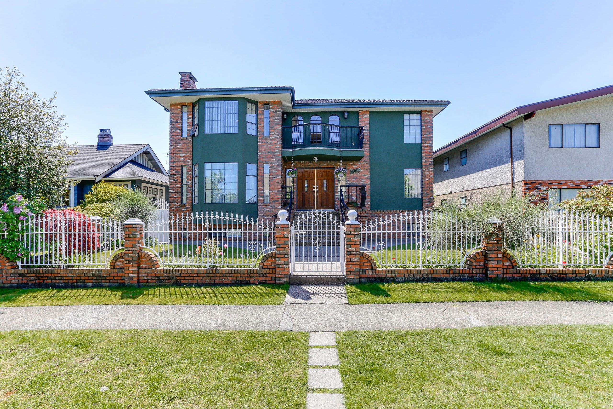 3866 Pandora Street Burnaby