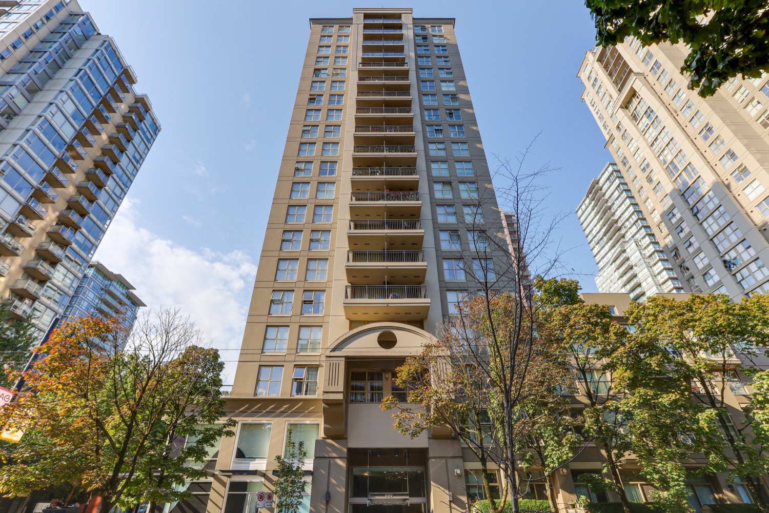 2002 989 RICHARDS STREET, VANCOUVER 28